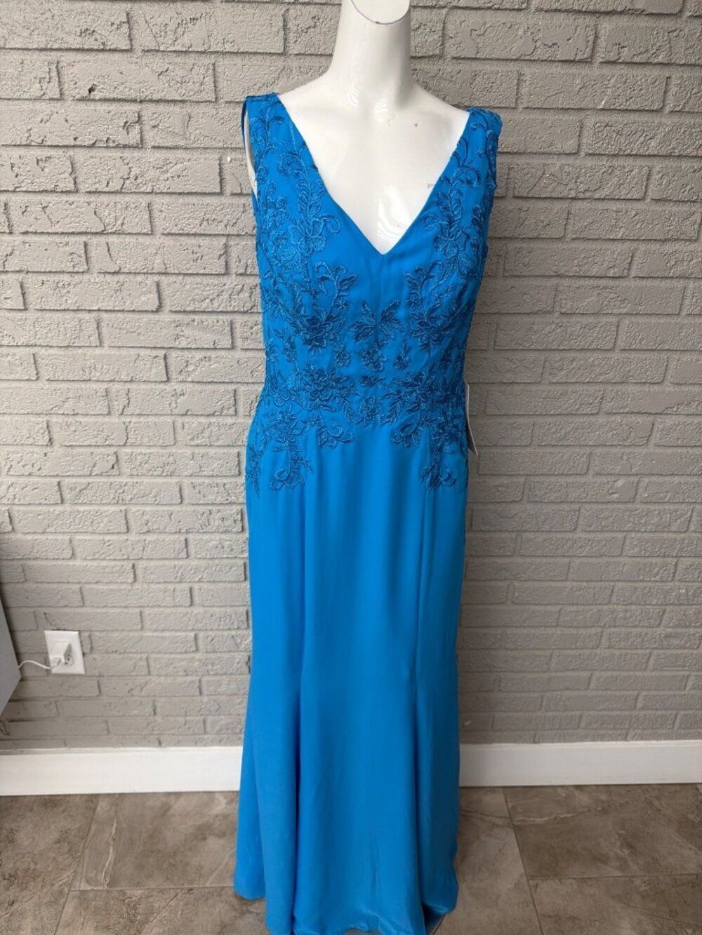 Boutique Women’s Formal V-Neck Embroidered Gown Dress Size 12